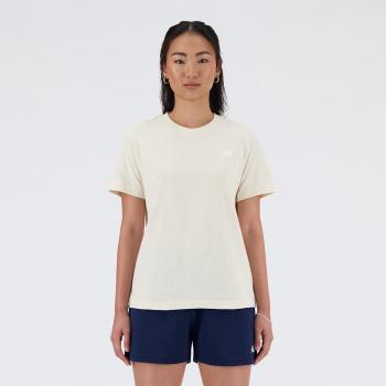 Todos los nombres hacen referencia a la misma prenda de ropa, una camiseta de la marca New Balance. La prenda viene en color blanco y lino, con manga corta y un logotipo pequeño de la marca en el pecho. La camiseta está diseñada para mujeres y está di