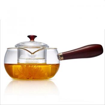 Tetera de vidrio con mango de madera maciza