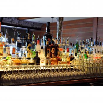 Papier-Poster: Bar New York City Bistro mit Weinflaschen und Vintage‑Pub‑Deko