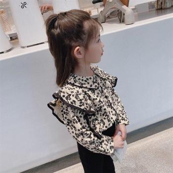 Atuendo Juvenil: Camiseta de Flores y Manga Larga