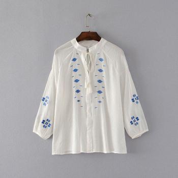 Blusa de Mujer Bohemia de Tres Cuartos con Bordado Geométrico en Blanco y Azul