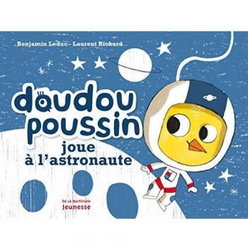 Doudou Poussin joue à l'astronaute. Doudou Poussin