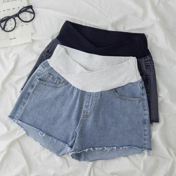 Shorts chic de maternidad con escote en V