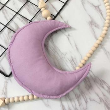 Sérénité Lunaire pour Bébé – Boule de fourrure perlée et décorations