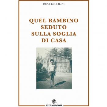 Quel bambino seduto sulla soglia di casa