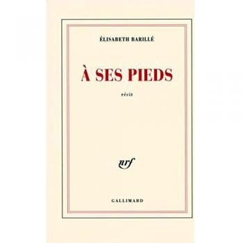 À ses pieds