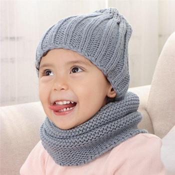 Accessoires d'hiver pour enfants : chapeau et écharpe multicolores