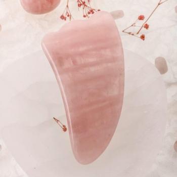 Pietra di quartro rosa Gua Sha con piedi a forma di gabbia per il viso