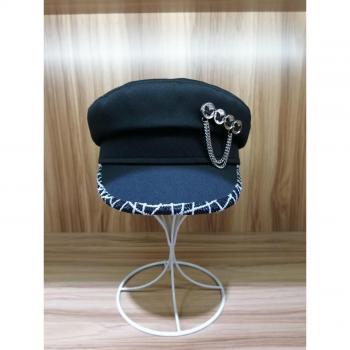 Gorra de mujer octogonal con visera y botones de mariposa