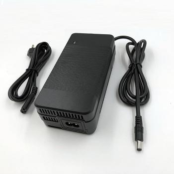 Cargador de Batería de Litio 14.6V 8A LifePO4