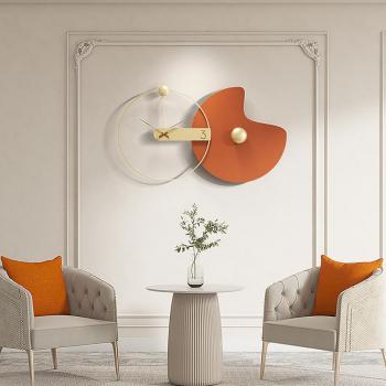 Oversized Wanduhr in Orange und Gold