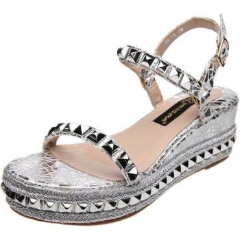 Tacones Altos de Verano: Sandalia con Tachuelas