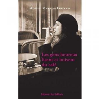 Les gens heureux lisent et boivent du café