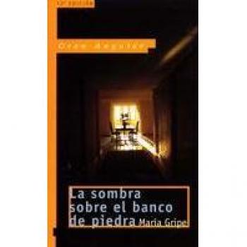 La sombra sobre el banco de piedra