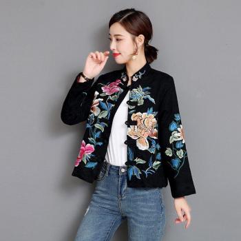 Chic Chaqueta Negra con Estampado Etnico y Toque Vintage