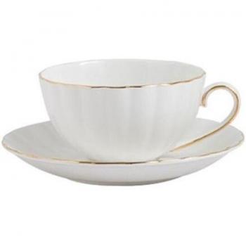 Royal Tea Set mit goldverziertem Geschirr