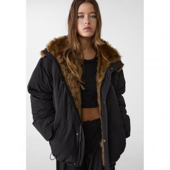Stradivarius Kapuzenjacke aus Kunstfell in Schwarz S