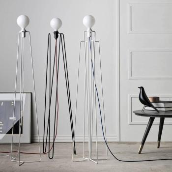 Grupa M3 LED-Stehleuchte, Kabel weiß