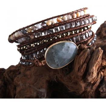 Brassard en cuir avec charme et pierres naturelles