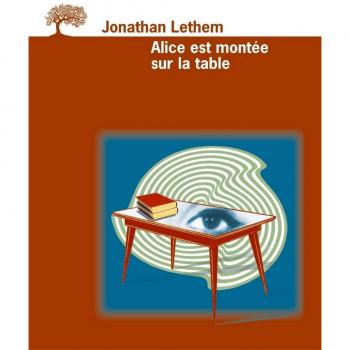Alice est montée sur la table
