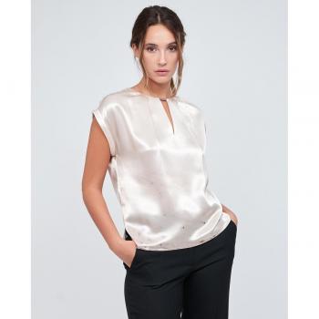 Blusa de Calvin Klein con estampado y detalle metálico en manga corta