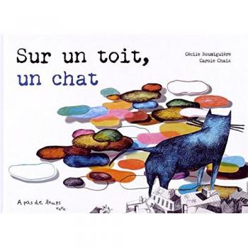 Sur un toit, un chat