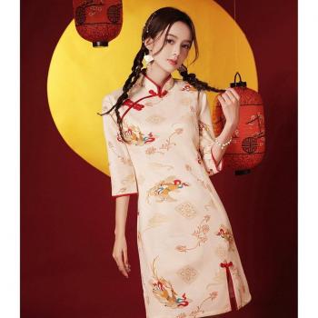 Cheongsam Informal Beis con Detalle Floral