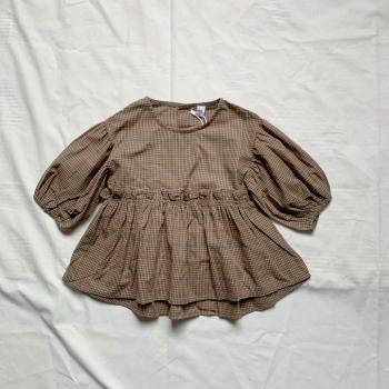 Süße Mädchenbluse mit seitlichem Plaid und Spitze