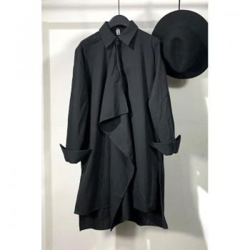 Herbst‑Style Herren Shirt „Owen Seak“ – Schwarzes Langarm‑Gothic-Shirt mit Hüftspitzen und Streetwear‑Look