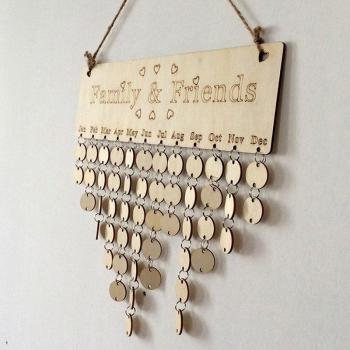 Wandkalender aus Holz mit speziellen Terminen