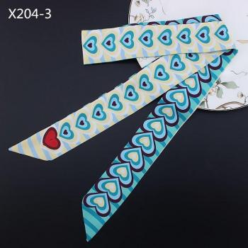 Cravate en soie pour femme motif cœur