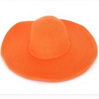 Sombrero de paja veraniego con ala amplia