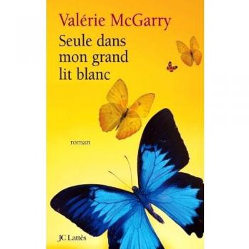 Seule dans mon grand lit blanc