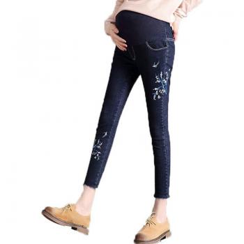 Schwangerschafts-Plus-Jeans mit elastischer Passform und Stickdekor