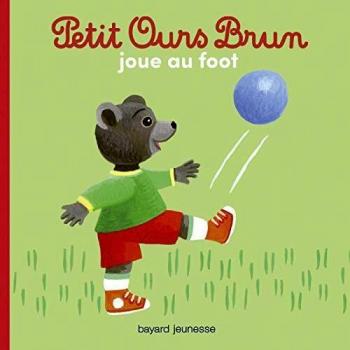 Petit Ours Brun joue au foot