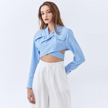 Blusa Elegante con Detalle de Cordones