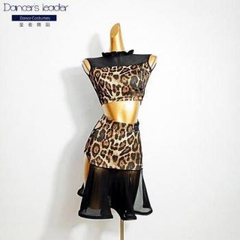 Outfit de baile latino para mujer con top ajustado y falda corta