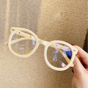 Pfeilenblick: Oversized Brille mit gelbem, rundem Rahmen und großen Gläsern