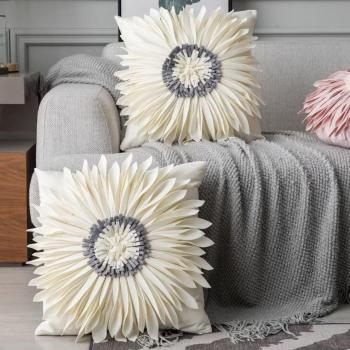 Comfortabel 3D Chrysantenkussen: Blauwe & Witte Stikwerk