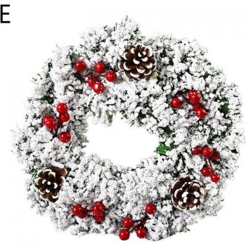 Hängender Weihnachtskranz mit roten Beeren
