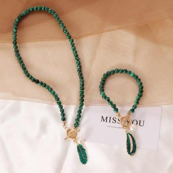 Brazalete de Malaquita con Accesorios de Hojas de Aceite