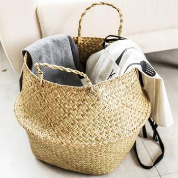 Hängender Blumenkorb aus Rattan