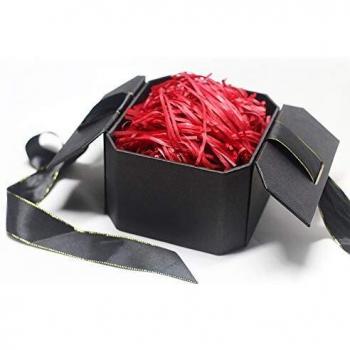 Caja de regalo con papel triturado rojo