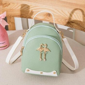 Stilvolle Schultertasche im Rucksackformat