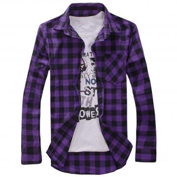 Top de hombre slim fit con diseño a cuadros, botones, cuello vuelto y manga larga en púrpura