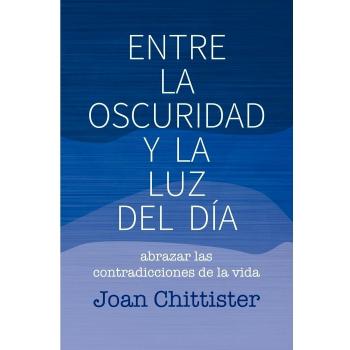 Entre la oscuridad y la luz del día: Abrazar las contradicciones de la vida (Tapa blanda).