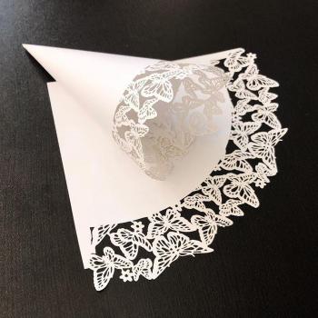 Paquete de 20 Cones de Papel con Pétalos de Flor para Eventos Nupciales
