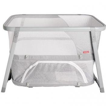 Minicuna Onna de la línea Fresh de SOMNIA en gris con colchón, sábana y mosquitera incluídos