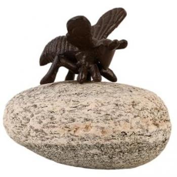 Gartenfigur Biene auf Stein