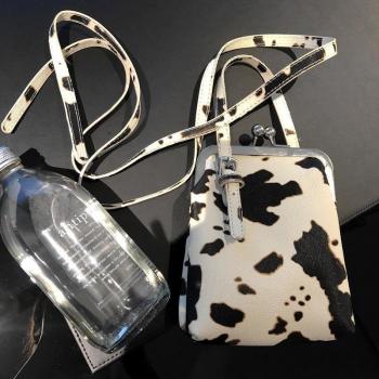 Bolso de hombro con textura de PU y estampado de vaca